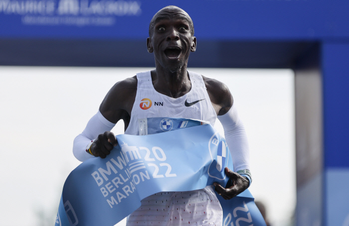 <b>와우!</b> 케냐의 엘리우드 킵초게가 25일 독일 베를린에서 열린 2022 베를린 마라톤에서 2시간1분9초에 결승선을 통과하며 자신의 세계기록을 30초 경신한 뒤 놀란 표정을 짓고 있다. 베를린 | AP연합뉴스