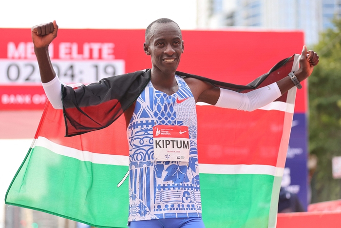 케냐의 켈빈 키프텀이 8일 시카고 마라톤에서 2시간00분35초의 세계신기록으로 선두로 골인한 뒤 기뻐하고 있다. AFP연합뉴스