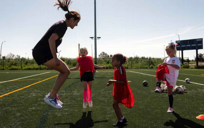 미국 청각 장애 여자축구대표 선수가 청각 장애 어린이들에게 운동을 지도하고 있다. ESPN 홈페이지