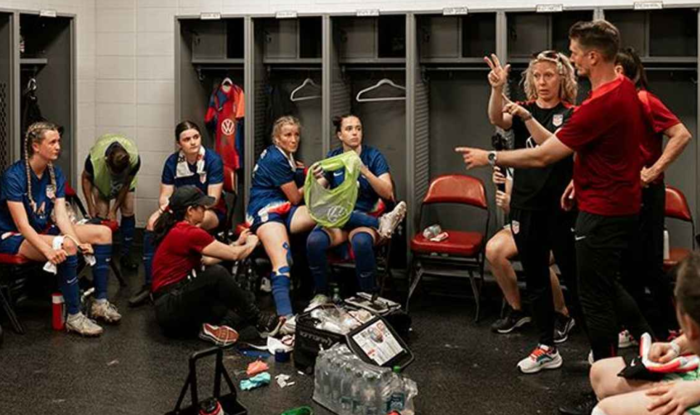 미국 청각장애 여자축구대표팀이 지난 5월31일 다음날 열릴 호주전에 앞서 라커에서 수화로 의견을 교환하고 있다. ESPN 홈페이지