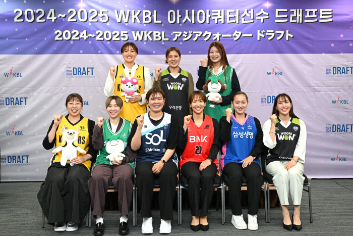 다니무라 리카(앞줄 오른쪽에서 네 번째) 등 WKBL 아시아쿼터에 지명된 선수들이 23일 도쿄 TKP가든시티 세미나홀에서 기념사진을 촬영하고 있다. WKBL 제공