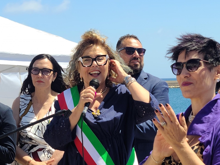 22일(현지시간) 이탈리아 사르데냐섬 스틴티노시에 열린 평화의 소녀상 제막식에서 리타 발레벨라 스틴티노 시장(가운데)이 발언하고 있다. 정의연 제공