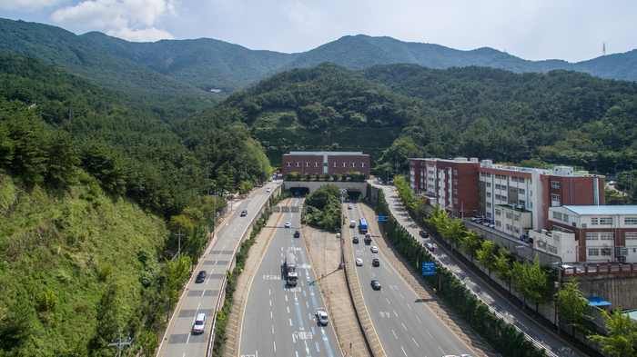 2025년 1월 민간운영이 종료 후에도  유료도로로 남게 되는 부산 백양터널. 부산시 제공