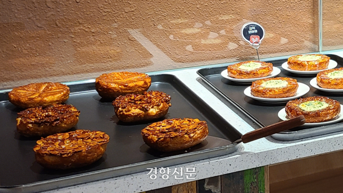 전북 정읍지역에서 생산한 밀과 쌀로 만든 빵과 디저트. 김창효 선임기자