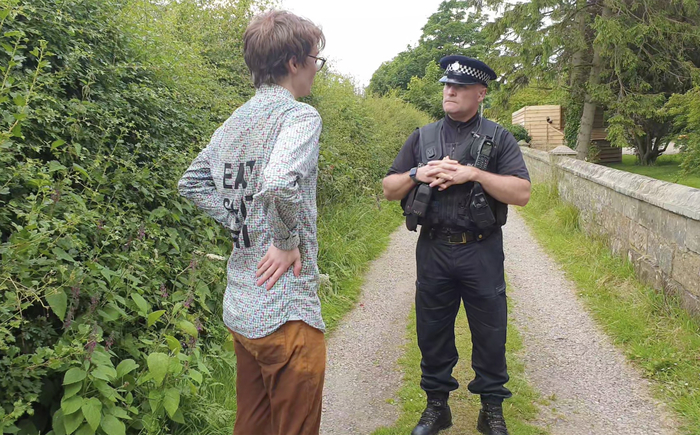 영국 경찰이 25일(현지시간) 잉글랜드 노스요크셔에 있는 리시 수낵 총리의 사저에서 환경 단체 ‘유스 디맨드’ 활동가들을 체포했다. 유스 디맨드 제공. AP연합뉴스