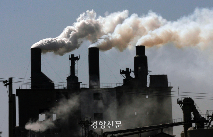 중국 동북부 랴오니성 선양교외의 한 공장에서 연기가 뿜어져 나오고 있다. 경향신문 자료사진