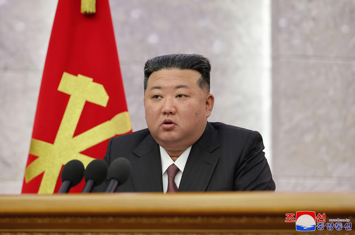 북한이 김정은 국무위원장 참석 아래 상반기를 결산하고 대내외 정책 방향을 다듬는 노동당 전원회의에 들어갔다. 사진 조선중앙통신·연합뉴스