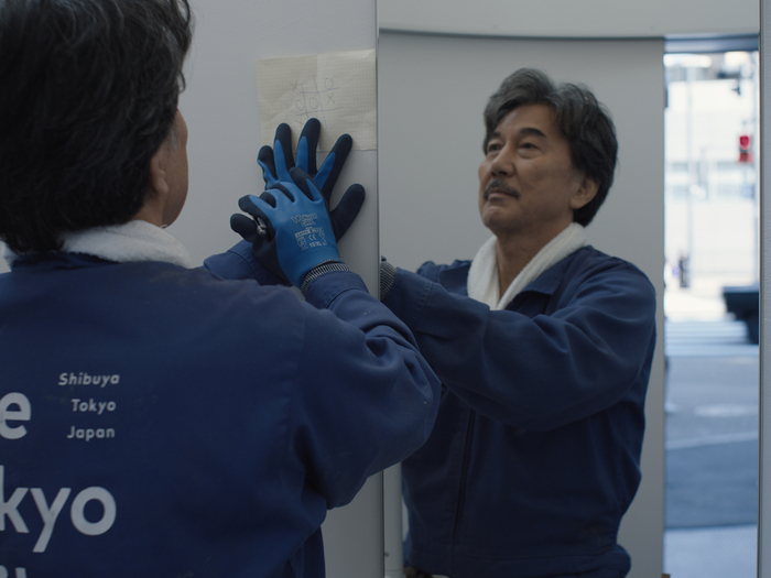 ‘일본의 국민 배우’라고 불리는 야쿠쇼 고지는 영화 <퍼펙트 데이즈>에서 공공화장실 환경미화원 ‘히라야마’를 연기한다. 티캐스트 제공
