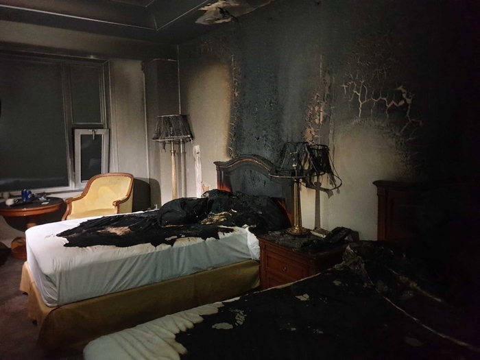4일 오전 2시 30분쯤 강원 정선군 강원랜드 호텔의 14층 객실에서 방화로 추정되는 불이 나 벽면이 그을리고, 일부 집기가 소실되는 피해가 발생했다. 강원도소방본부 제공