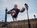[오늘, 지구촌] 올림픽 앞두고 파리 명소에 선 운동선수들…일본 정원 속 태권도는 ‘옥에 티’