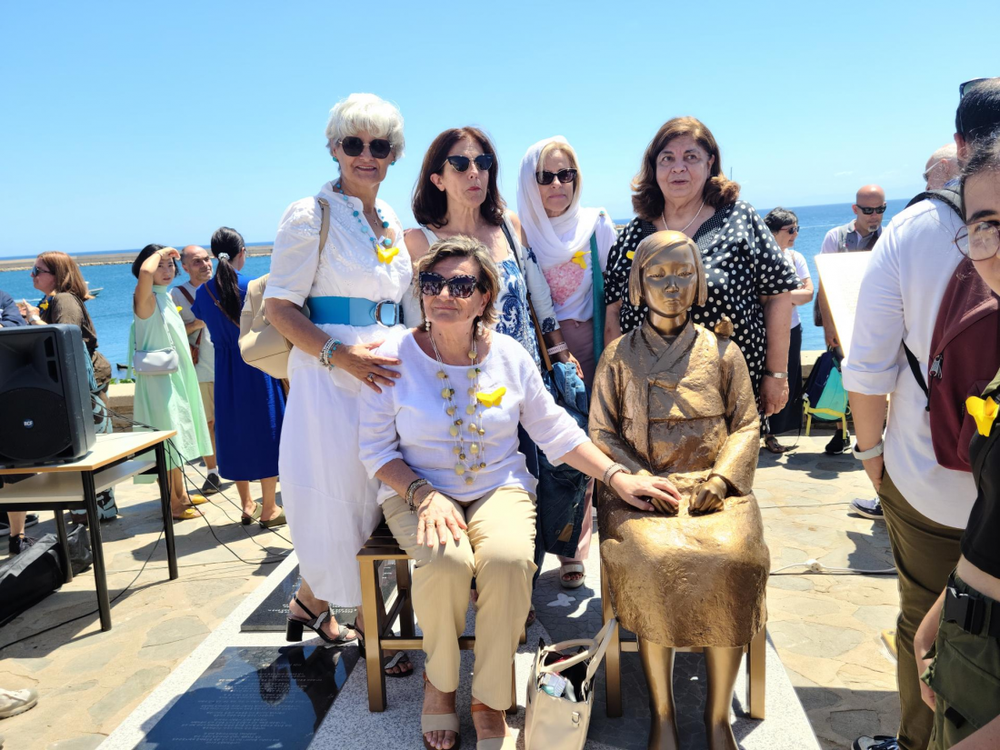 지난달 22일(현지시간) 이탈리아 사르데냐섬 스틴티노시에서 열린 평화의 소녀상 제막식 참가자들이 사진을 찍기 위해 포즈를 취하고 있다. 정의기억연대 제공