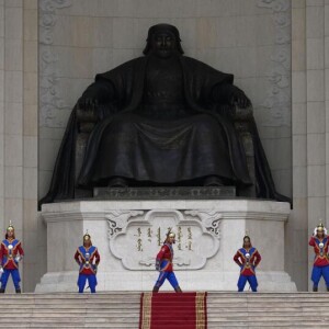 의회 첫 회기 기념식 진행하는 몽골 의장대