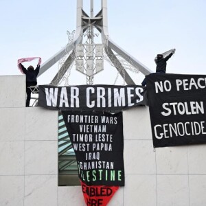 호주 국회의사당 위 친팔 시위대